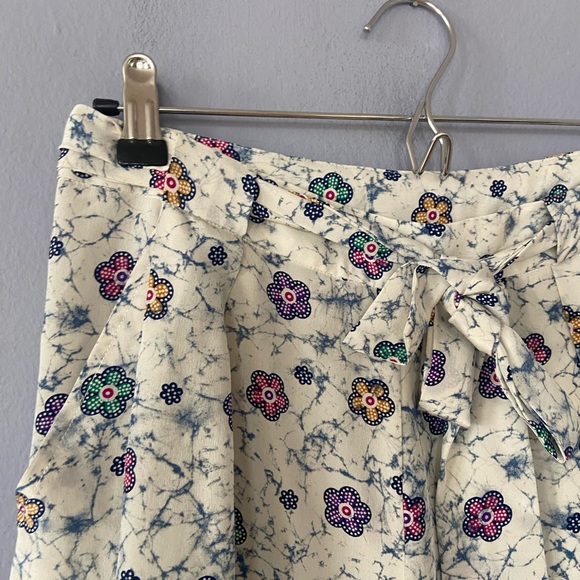 Nieves Lavi Floral Print High Waisted Silk Shorts Size 4 - Picture 3 of 7